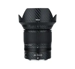 Kiwifotos Kiwifotos Skin for Nikon NIKKOR Z 24-70mm f/4 S - Svart karbonfiberfilm