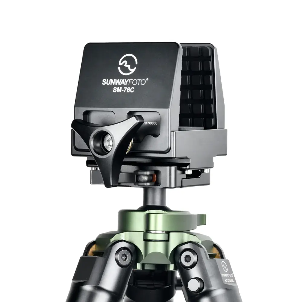  Sunwayfoto SM-76C Saddle Mount – kraftig feste for stativ med Arca-Swiss Rask levering fra Sverige.