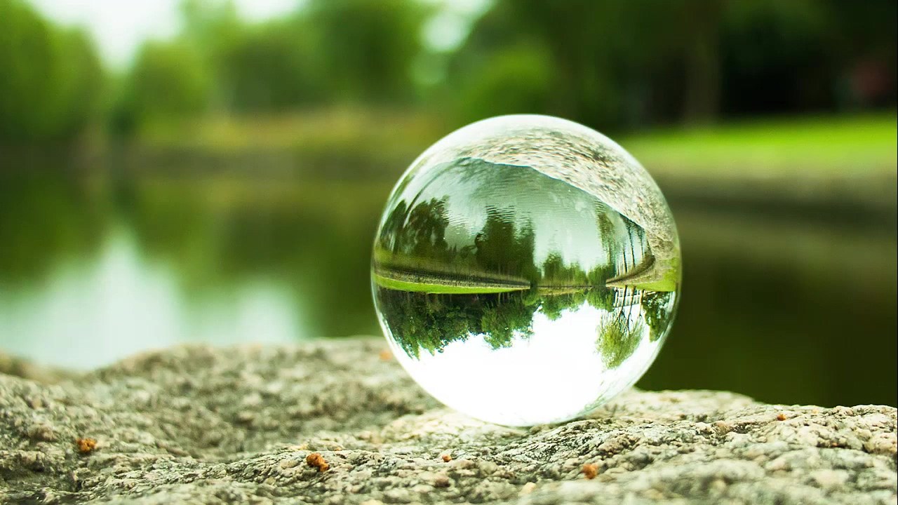 Krystallkule ved en innsjø