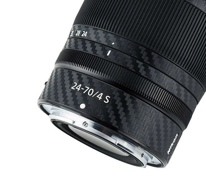 Kiwifotos Kiwifotos Skin for Nikon NIKKOR Z 24-70mm f/4 S - Svart karbonfiberfilm